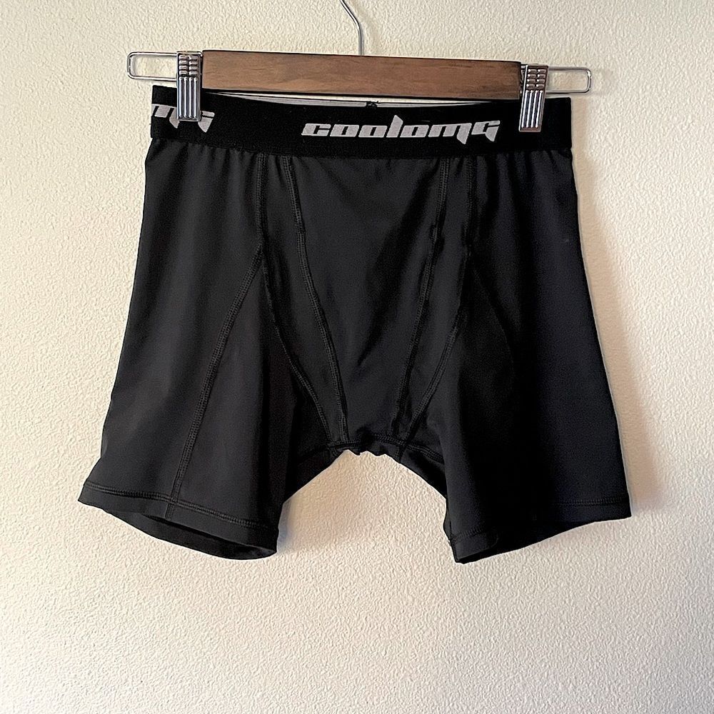 Coolomg Youth, Black, Athletic Compression Shorts. Size Large.